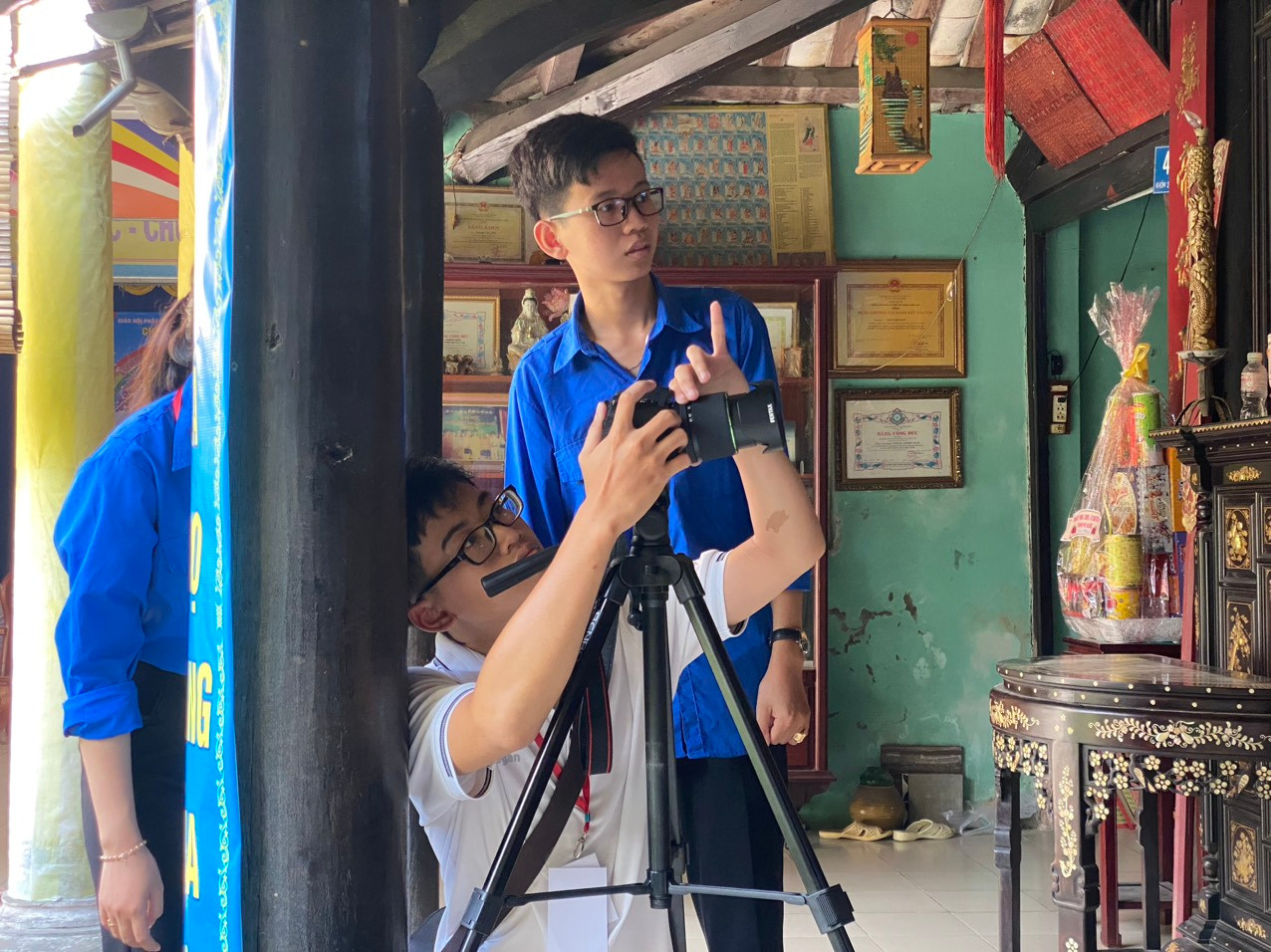 Các sinh viên ghi hình từng góc trong chùa cổ. Ảnh: Hòa Hội Các sinh viên ghi hình từng góc trong chùa cổ. Ảnh: Hòa Hội