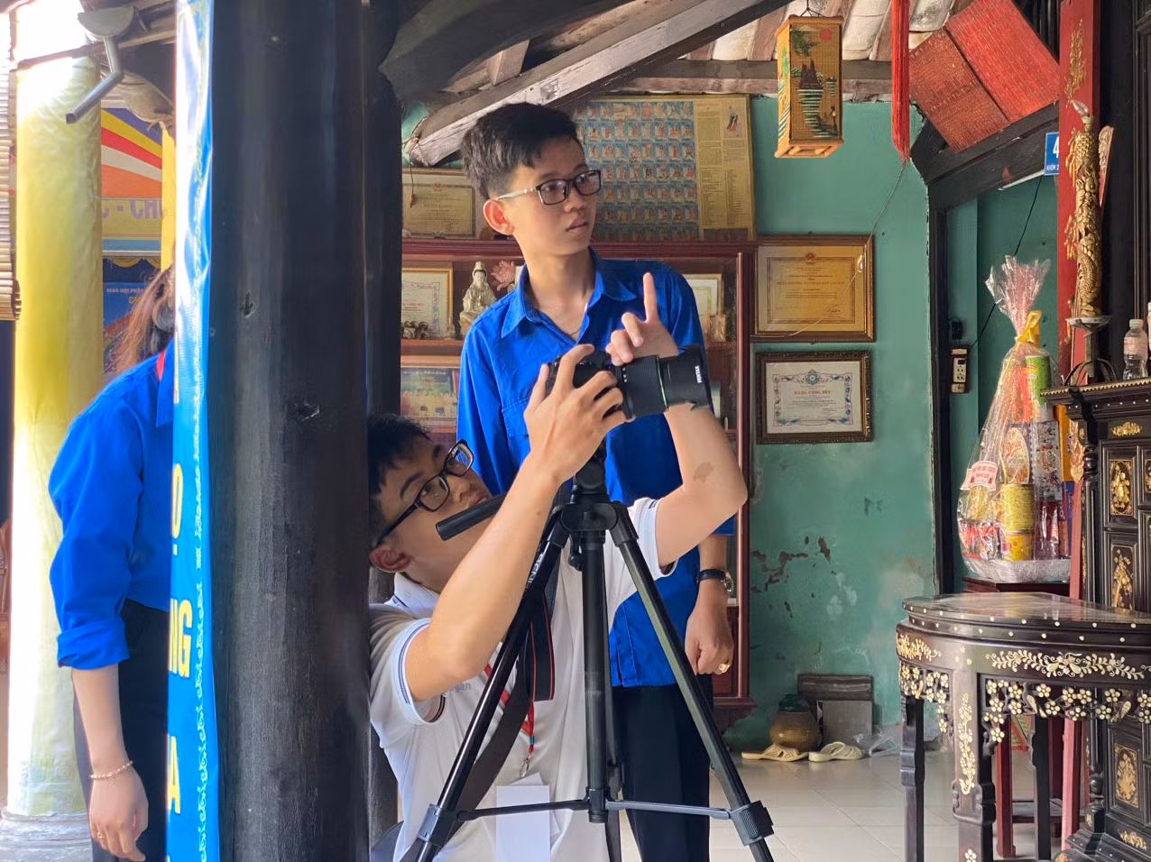 Các sinh viên ghi hình từng góc trong chùa cổ. Ảnh: Hòa Hội