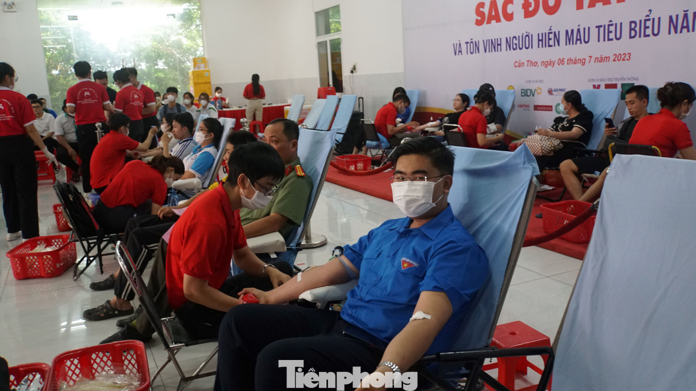 Đông đảo cán bộ, đoàn viên, thanh niên tham gia hiến máu tình nguyện. Ảnh: Hòa Hội