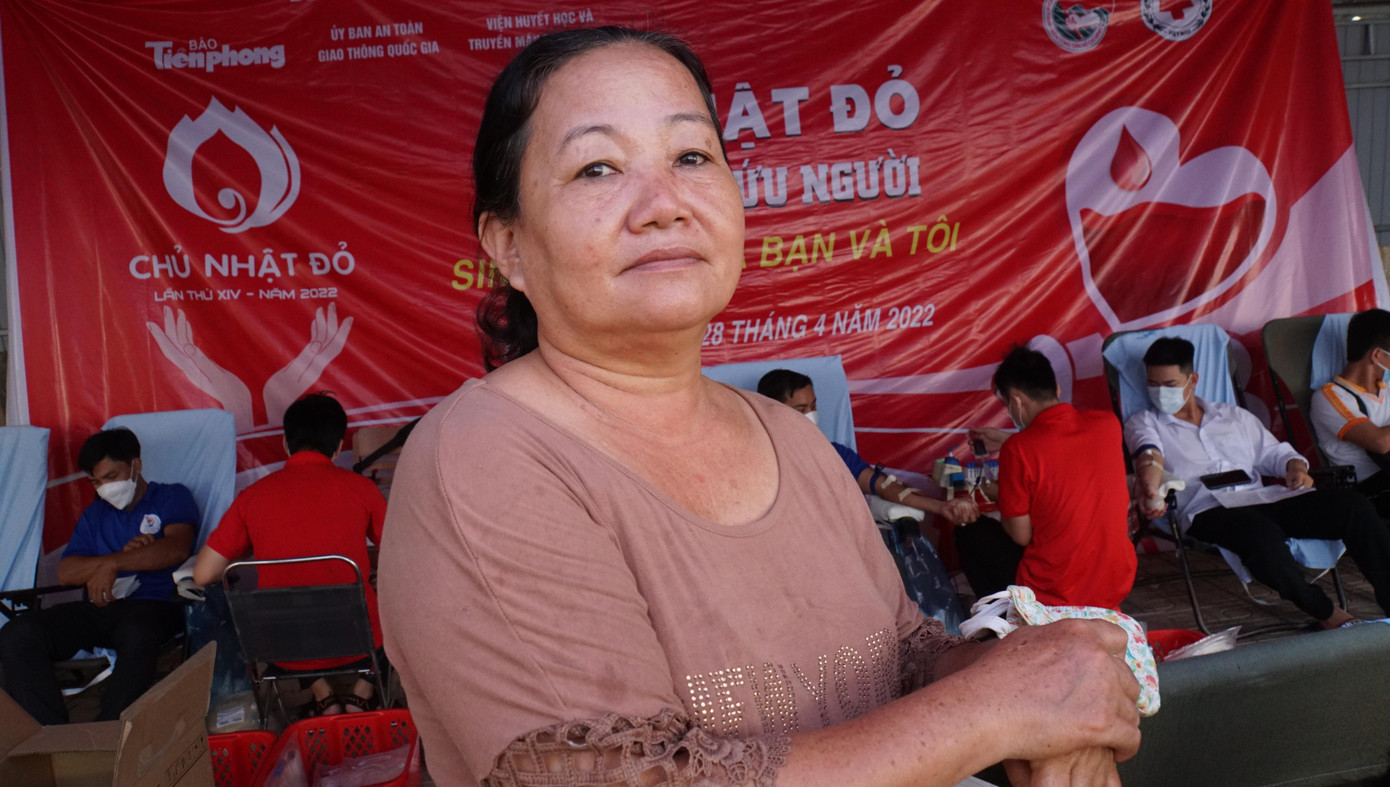 Người dân tham gia hiến máu Ông Trần Quang Tuân, tài xế lái xe tham gia hiến máu. - Ảnh: Hòa Hội