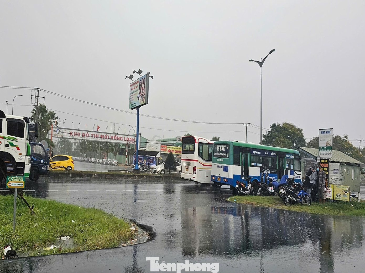 Nhiều xe gắn máy trú mưa tại trạm xe buýt trên quốc lộ 1A. Ảnh: Hòa Hội