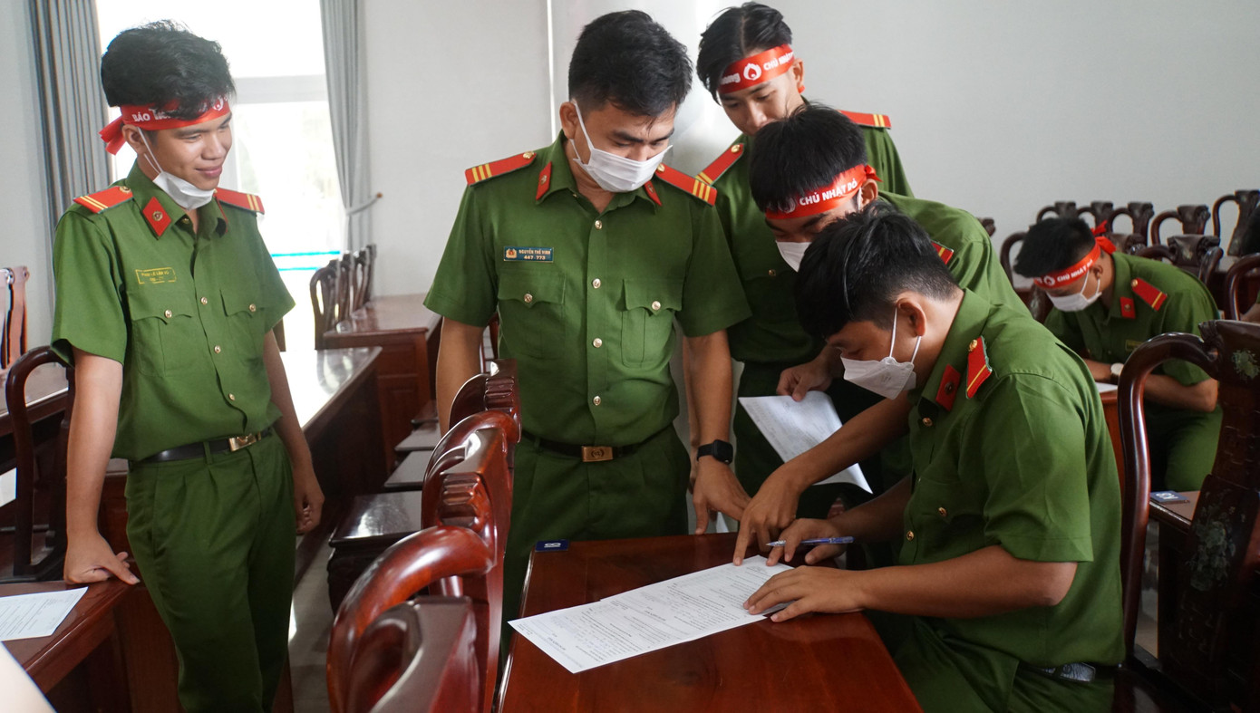 Các chiến sĩ tham gia hiến máu