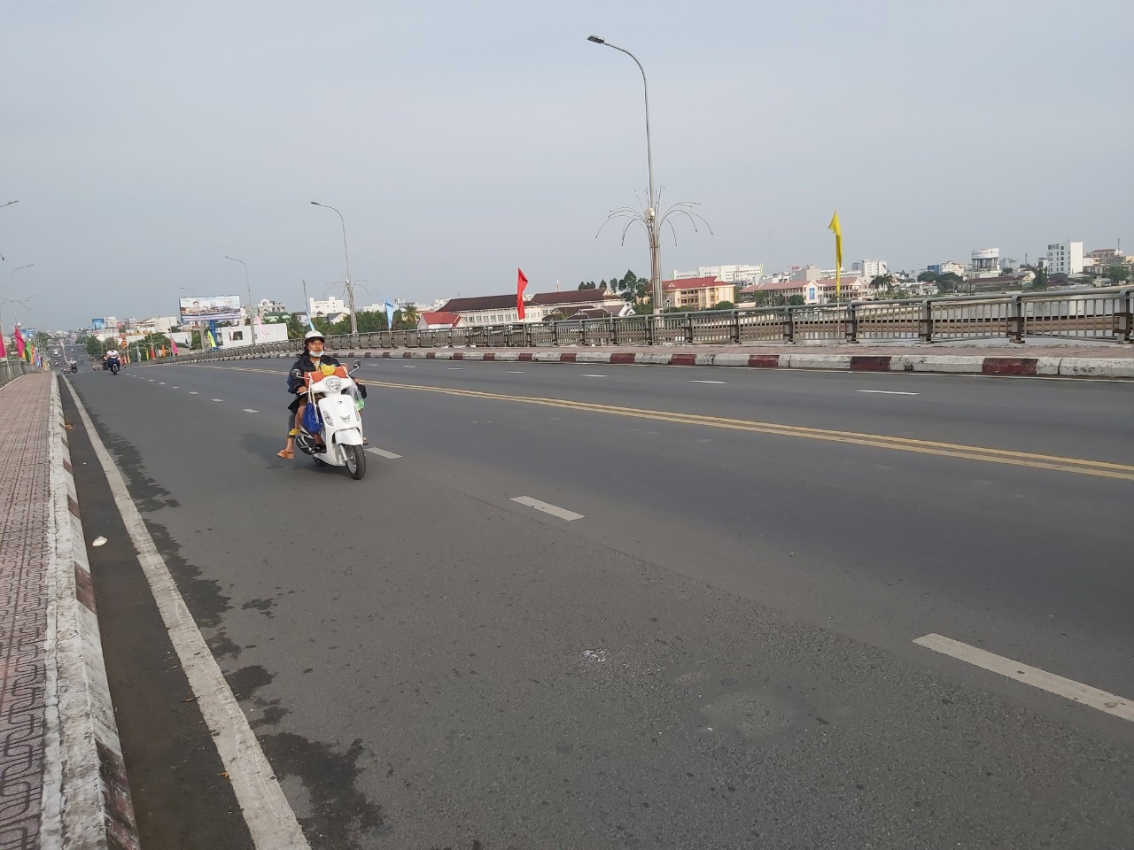 Cầu Hưng Lợi, quận Ninh Kiều ít người tham gia giao thông.