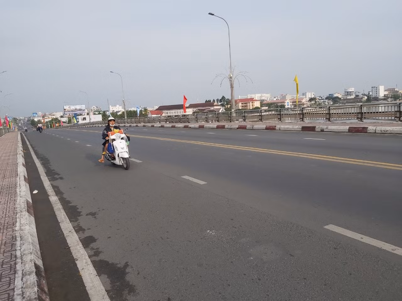 Cầu Hưng Lợi, quận Ninh Kiều ít người tham gia giao thông.
