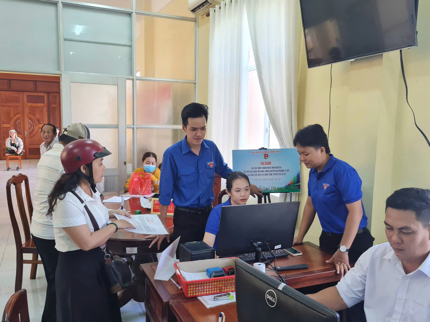 Ngày 7/7, đồng loạt các xã biên giới trên địa bàn tỉnh Đồng Tháp ra quân đội hình thanh niên tình nguyện hỗ trợ chính quyền địa phương 2 cấp, và dịch vụ công trực tuyến tại cơ sở. Đoàn viên thanh niên xã biên giới Thường Phước, tỉnh Đồng Tháp hỗ trợ người dân làm thủ tục hành chính tại trung tâm hành chính xã. Ảnh: Hòa Hội