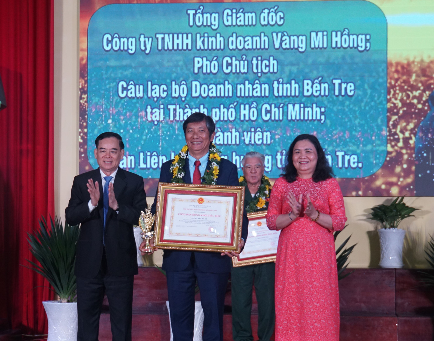 Lãnh đạo tỉnh Bến Tre tuyên dương cá nhân đạt danh hiệu “Công dân Đồng Khởi tiêu biểu”.