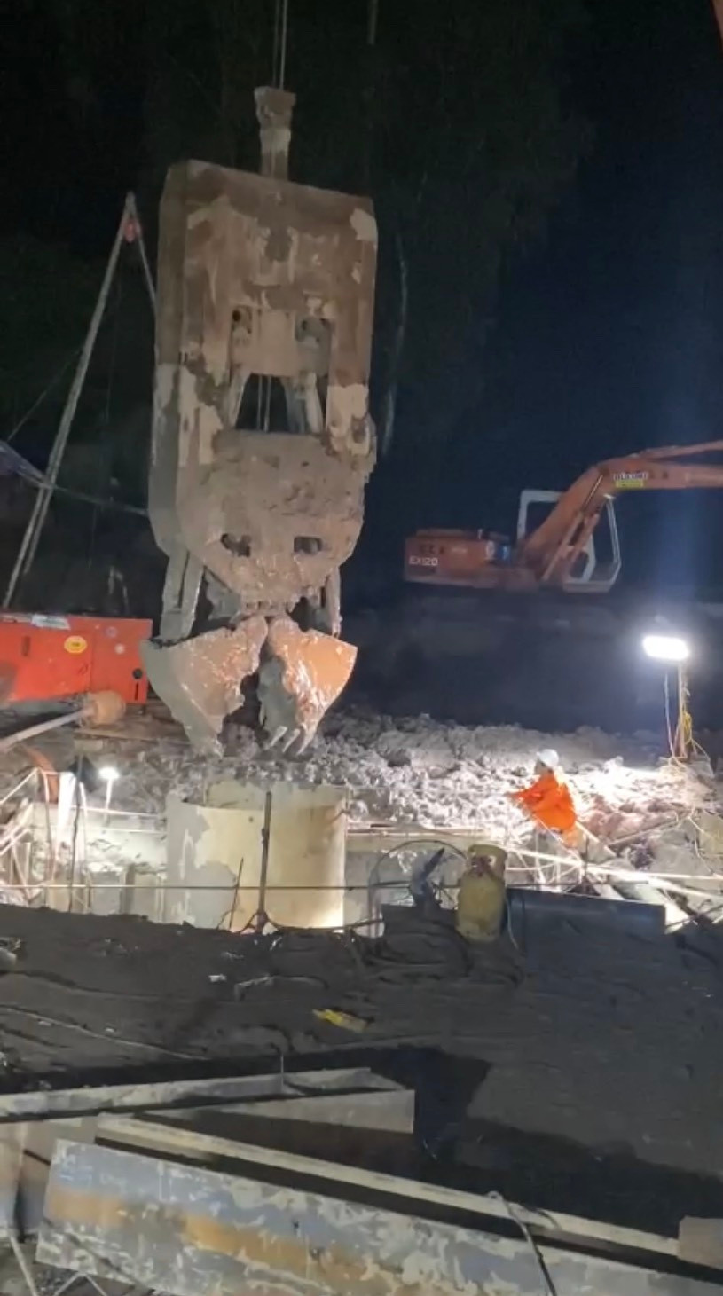Hình ảnh gầu cạp hoạt động trong đêm 14/1 tại hiện trường bé Hạo Nam gặp nạn.