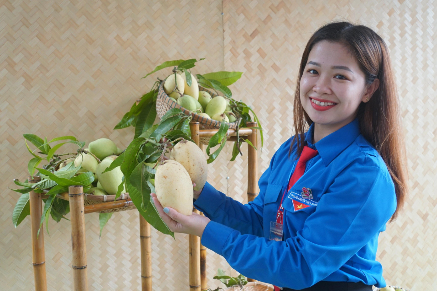 Bạn trẻ trải nghiệm bên cạnh xoài