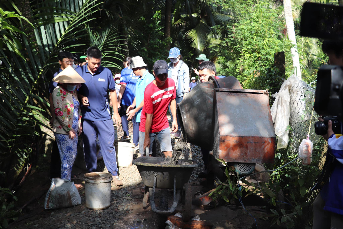 Sinh viên tình nguyện cùng bà con, đoàn viên thanh niên địa phương làm đường nông thôn. Sinh viên tình nguyện cùng bà con, đoàn viên thanh niên địa phương làm đường nông thôn.