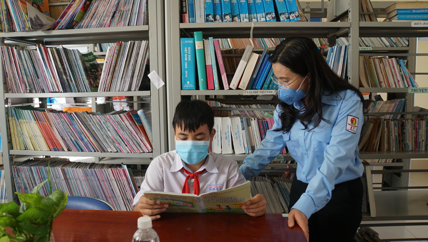 Chị Nguyễn Phạm Duy Trang tặng quà cho học sinh trường THCS Chu Văn An.