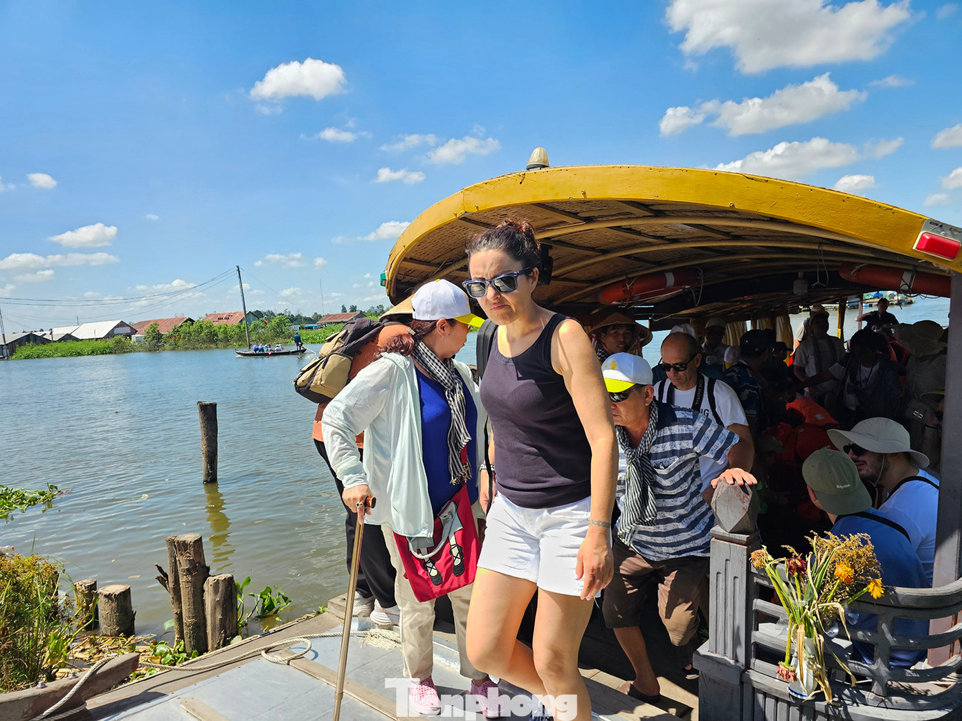 Khách nước ngoài tham quan cồn Sơn. Ảnh: Hòa Hội