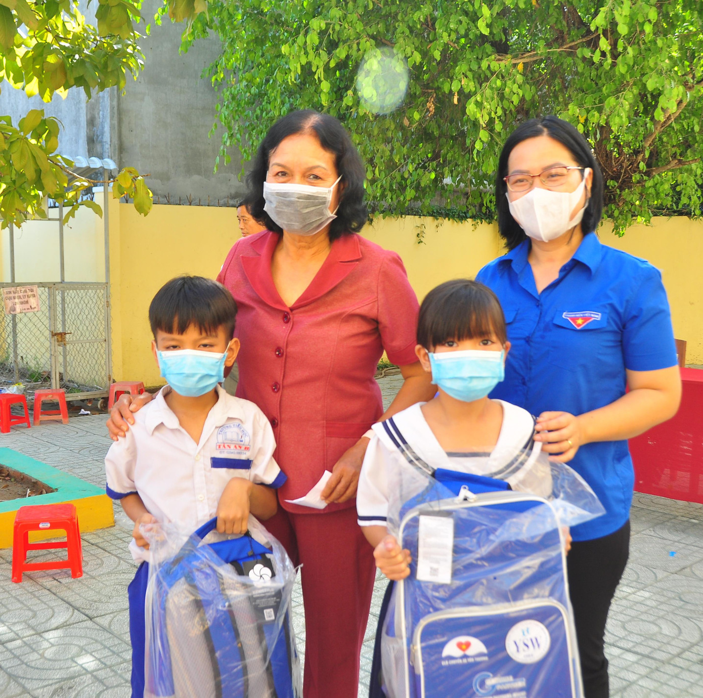 Chị Thu Vân cùng bà Nguyễn Thị Khá, Chủ tịch Hội khuyến học tỉnh Trà Vinh cùng các em học sinh