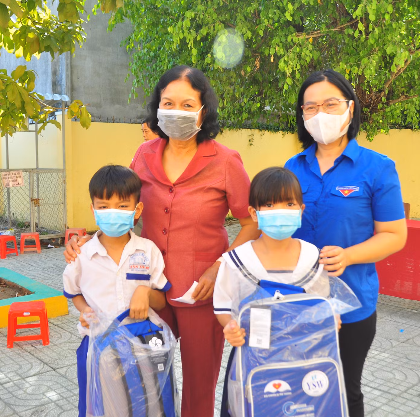 Chị Thu Vân cùng bà Nguyễn Thị Khá, Chủ tịch Hội khuyến học tỉnh Trà Vinh cùng các em học sinh