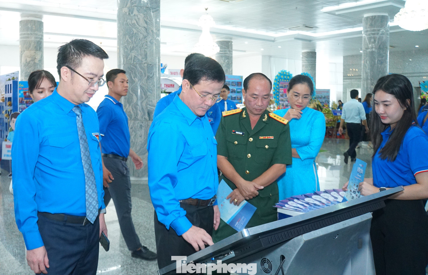 Lãnh đạo Trung ương Đoàn và tỉnh Hậu Giang tham quan gian hàng chuyển đổi số. Ảnh: Hòa Hội