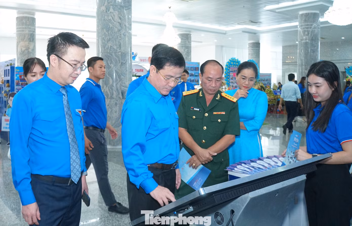 Lãnh đạo Trung ương Đoàn và tỉnh Hậu Giang tham quan gian hàng chuyển đổi số. Ảnh: Hòa Hội