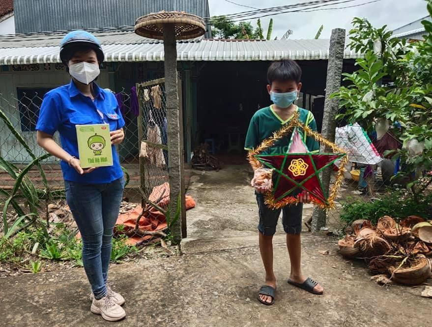 Tặng quà cho thiếu nhi khu vực phong tỏa