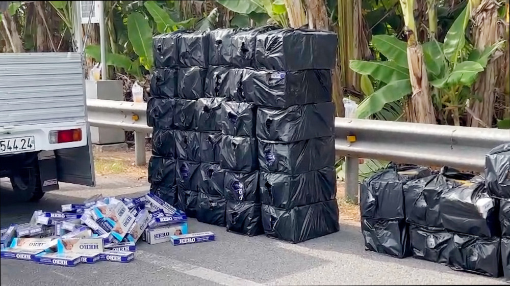 Số thuốc lá lậu tài xế bỏ lại khi tẩu thoát.