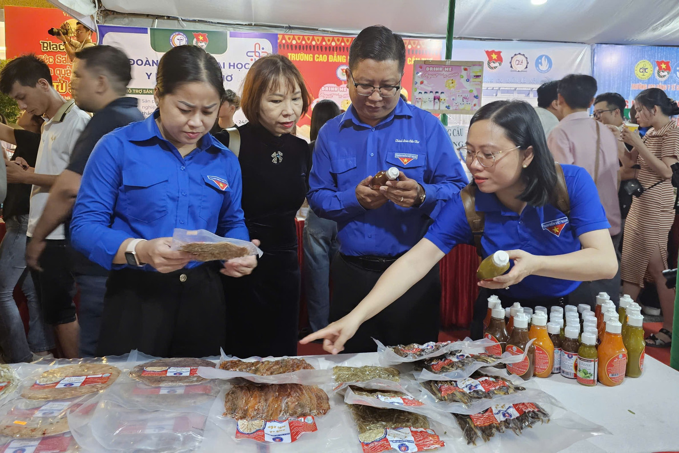 Lãnh đạo Thành Đoàn Cần Thơ tham quan sản phẩm khởi nghiệp tại ngày hội. Ảnh: Hòa Hội