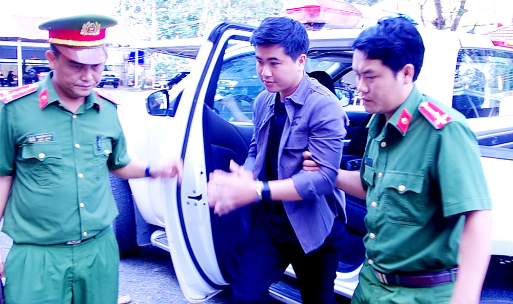 Công an áp giải Nguyễn Hữu Thái về nơi giam giữ.