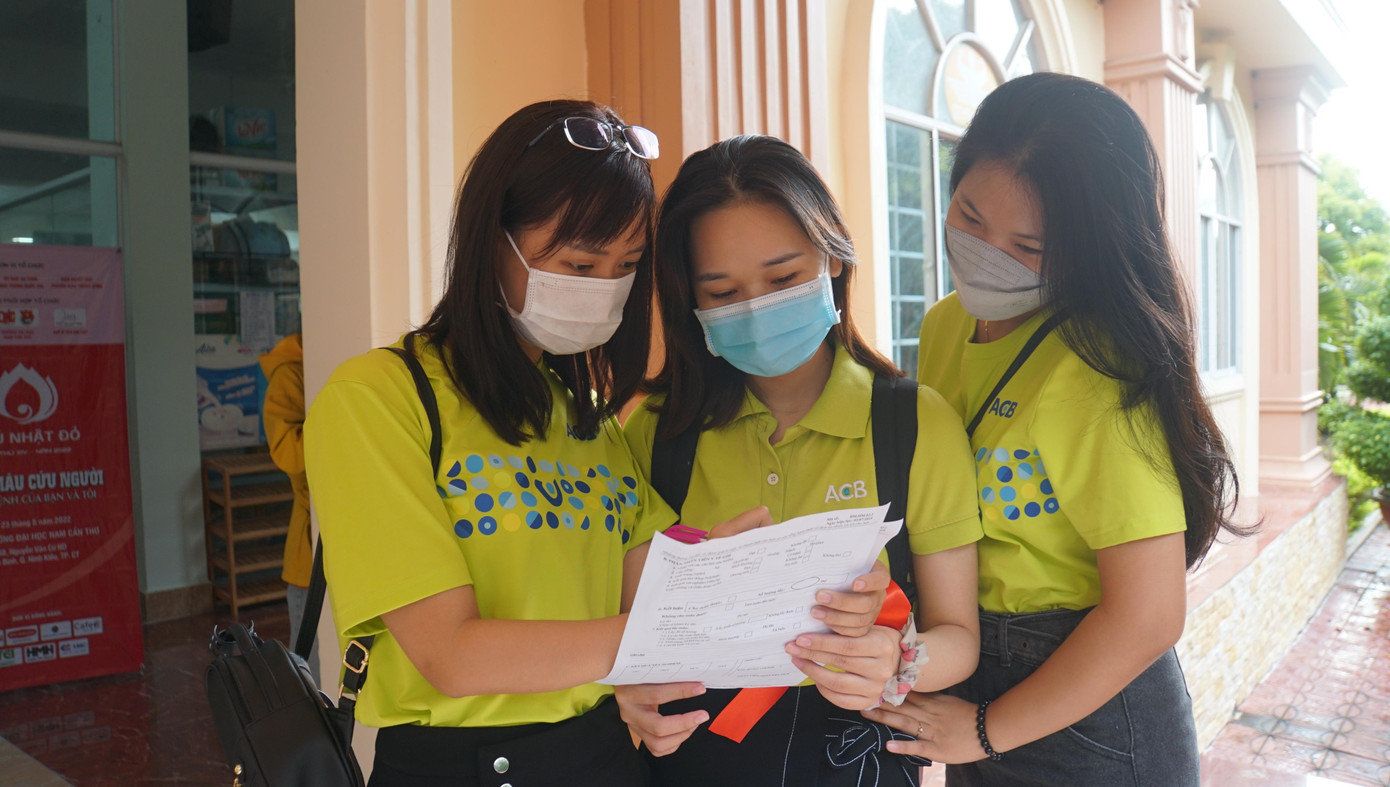 Chị Lê Khánh Mỹ, công tác tại Ngân hàng ACB Cần Thơ (bìa trái) cùng đồng nghiệp đến tham gia hiến máu. “Cảm giác cho đi sẽ giúp ích cho nhiều người, và cũng là giúp bản thân mình nên khi hôm nay có dịp đến trường công tác, thấy chương trình Chủ nhật Đỏ ý nghĩa nên tham gia hiến máu”, chị Mỹ bộc bạch. - Ảnh: Hòa Hội