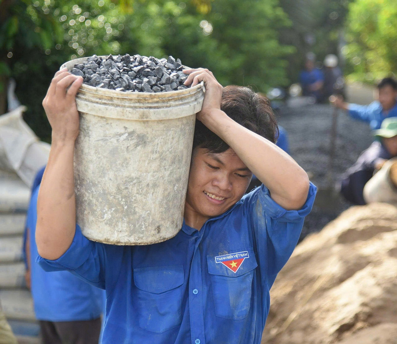 Sinh viên tình nguyện mướt mồ hôi khuân đá làm cầu nông thôn.