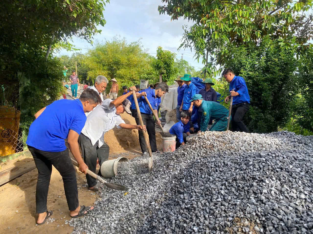 Sinh viên tình nguyện trường Đại học Đồng Tháp cùng đoàn viên và người dân làm cầu nông thôn.