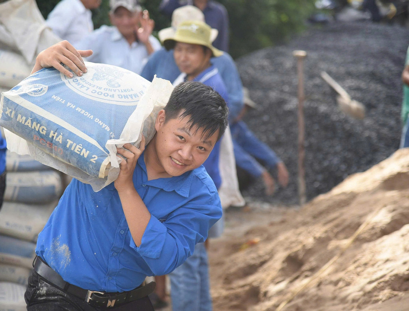 Sinh viên tình nguyện trường Đại học Đồng Tháp làm cầu nông thôn giúp bà con. Ảnh: Hòa Hội