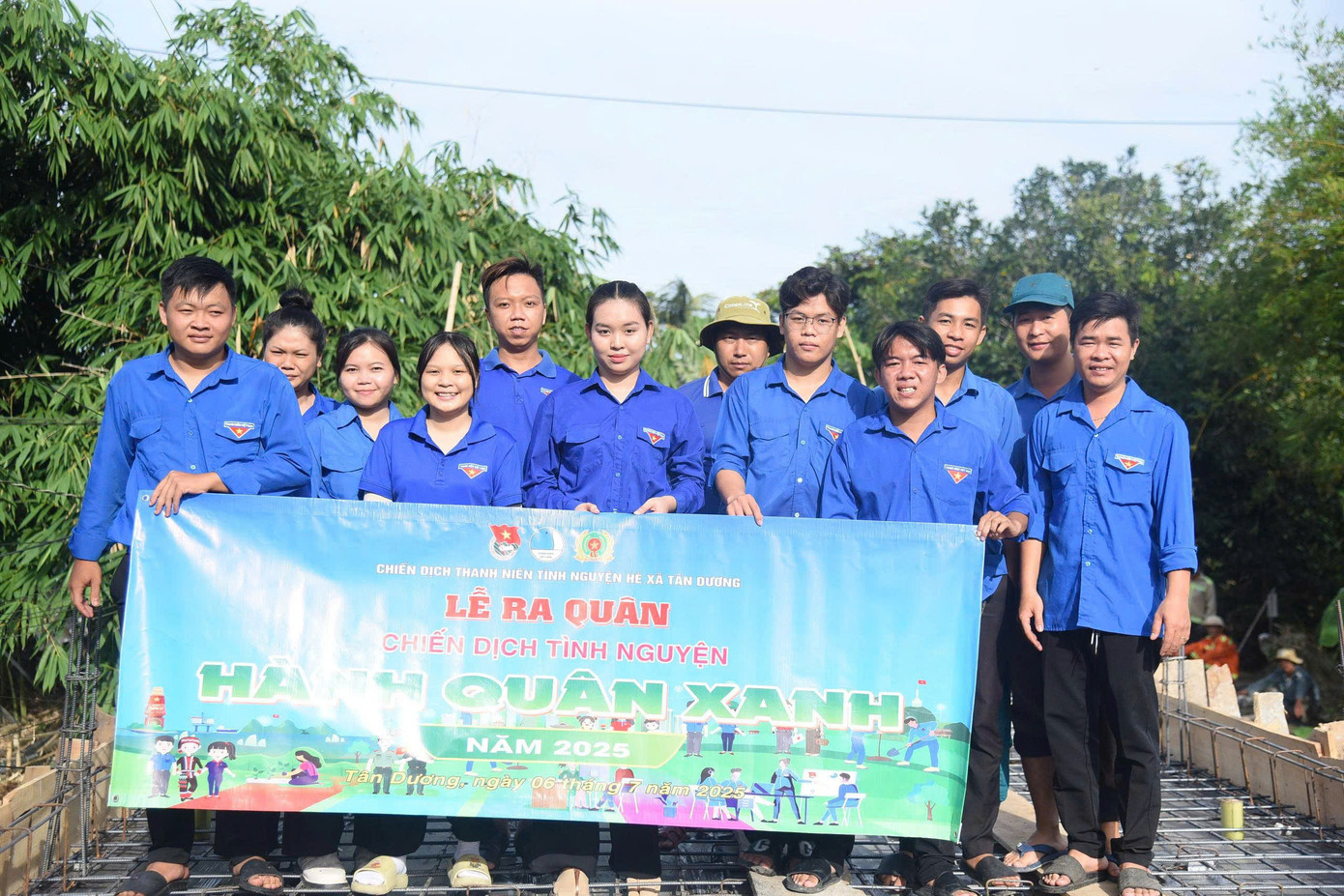 Sinh viên tình nguyện trường Đại học Đồng Tháp ra quân chiến dịch tình nguyện hè cùng bà con xây cầu nông thôn.