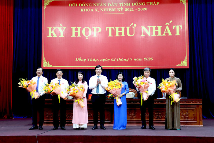 Bí thư Tỉnh ủy Đồng Tháp Lê Quốc Phong tặng hoa chúc mừng Chủ tịch, các Phó Chủ tịch HĐND tỉnh Đồng Tháp và Trưởng các Ban của HĐND tỉnh. Bí thư Tỉnh ủy Đồng Tháp Lê Quốc Phong tặng hoa chúc mừng Chủ tịch, các Phó Chủ tịch HĐND tỉnh Đồng Tháp và Trưởng các Ban của HĐND tỉnh.