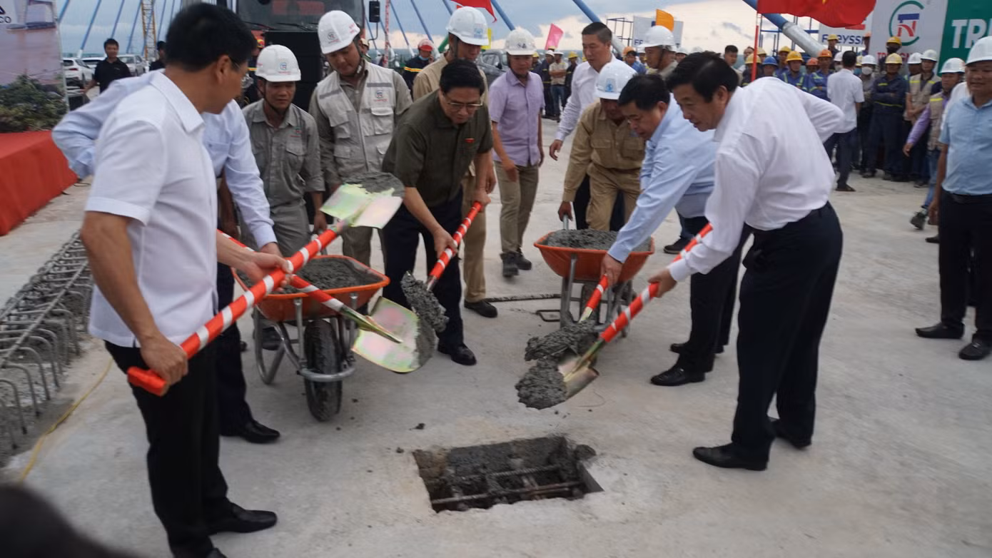 Thủ tướng Phạm Minh Chính thực hiện nghi thức hợp long cầu Mỹ Thuận 2. Ảnh: Hòa Hội