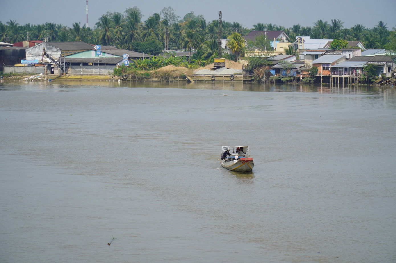 Sông Bình Chánh nơi cháu bé rơi xuống sông. Ảnh: M.T