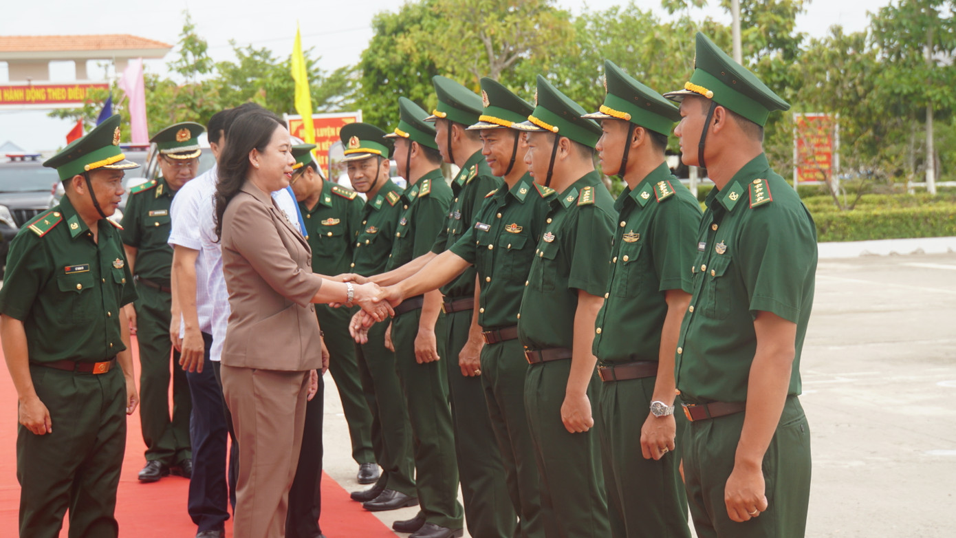 Phó Chủ tịch nước Võ Thị Ánh Xuân thăm chiến sỹ Đồn biên phòng Rạch Gốc. Ảnh: An Bình.