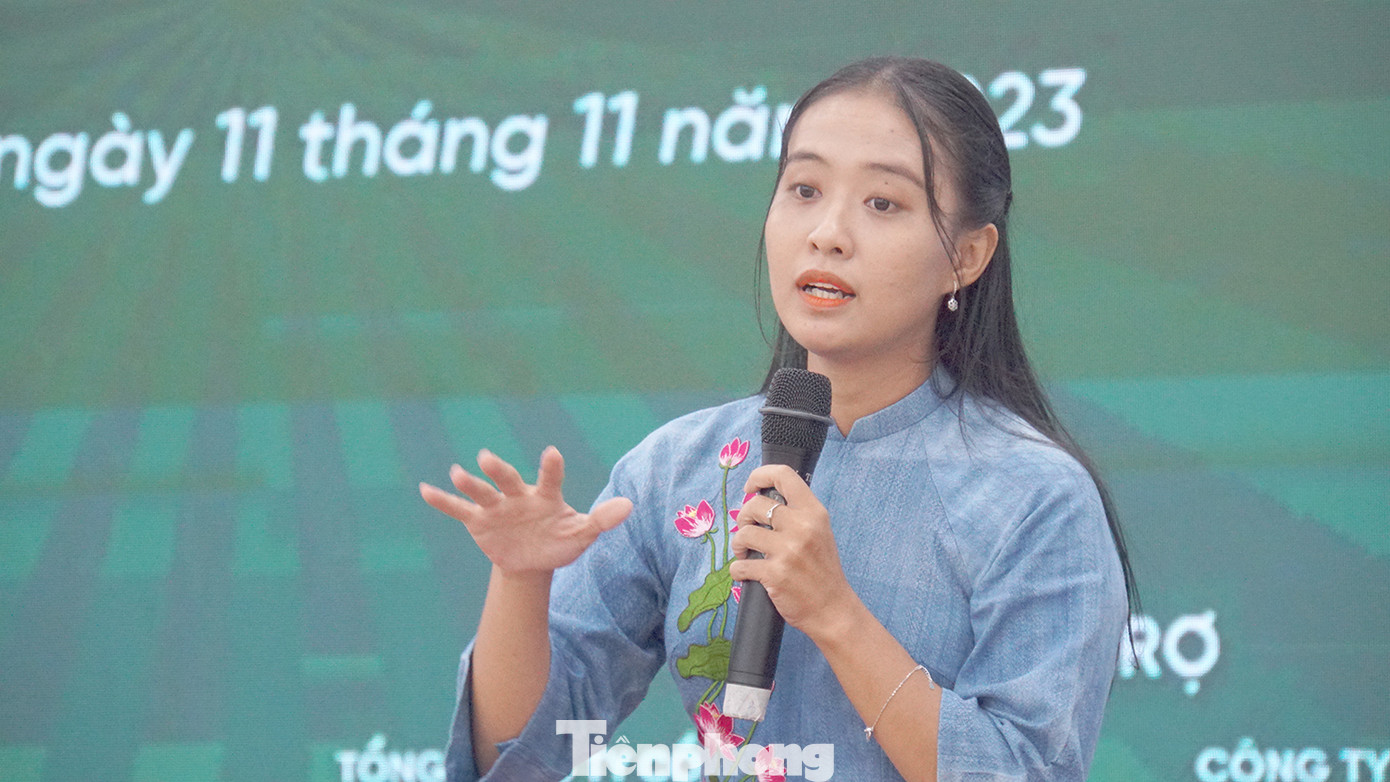 Thí sinh tỉnh Đồng Tháp trình bày dự án Phát triển sản phẩm thủ công và tơ lụa từ sen. Ảnh: Hòa Hội