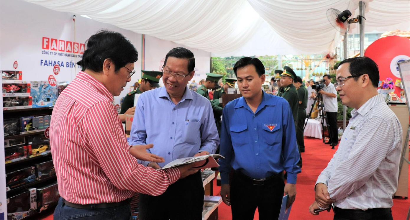 Lãnh đạo tỉnh Bến Tre tham dự Đường sách xứ Dừa. - Ảnh: TĐBT Lãnh đạo tỉnh Bến Tre tham dự Đường sách xứ Dừa. - Ảnh: TĐBT