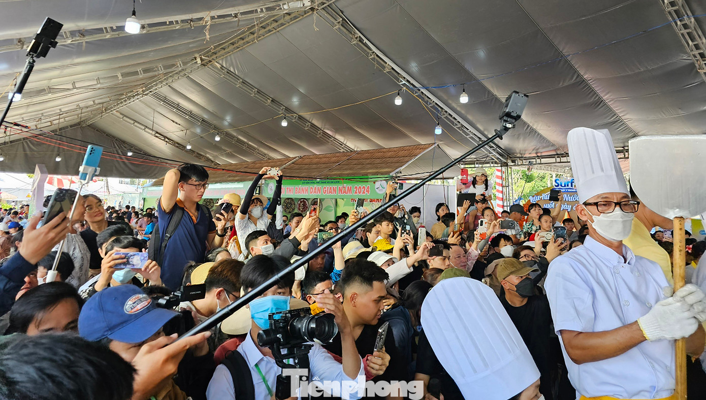 Rất đông người dân và du khách đến chiêm ngưỡng làm bánh xèo đường kính 3 m. Ảnh: Hòa Hội.