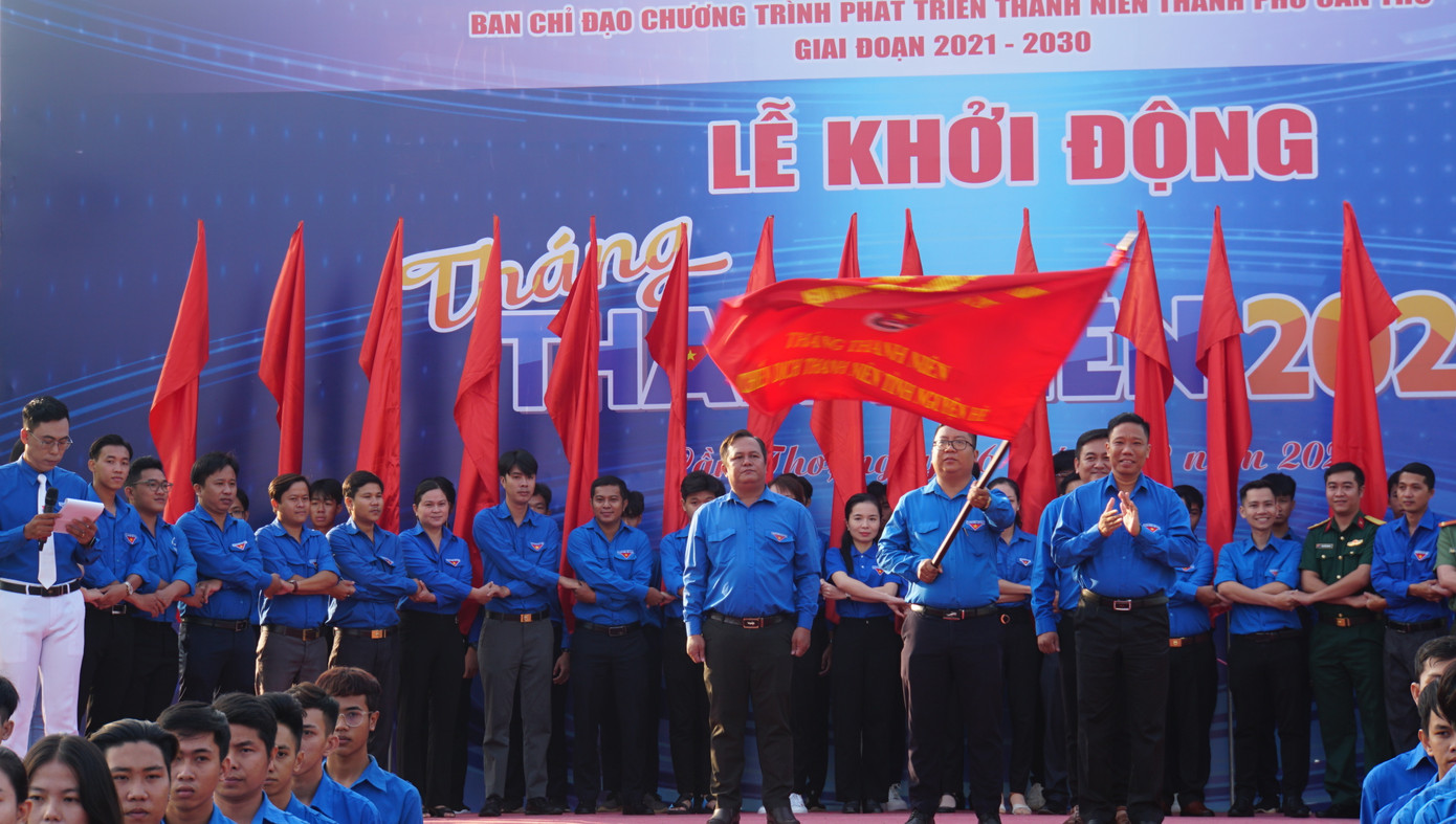 Phó Chủ tịch UBND TP Cần Thơ trao cờ lệnh cho Phó Bí thư Thành Đoàn Cần Thơ Trần Việt Tuấn. Ảnh: Hòa Bình