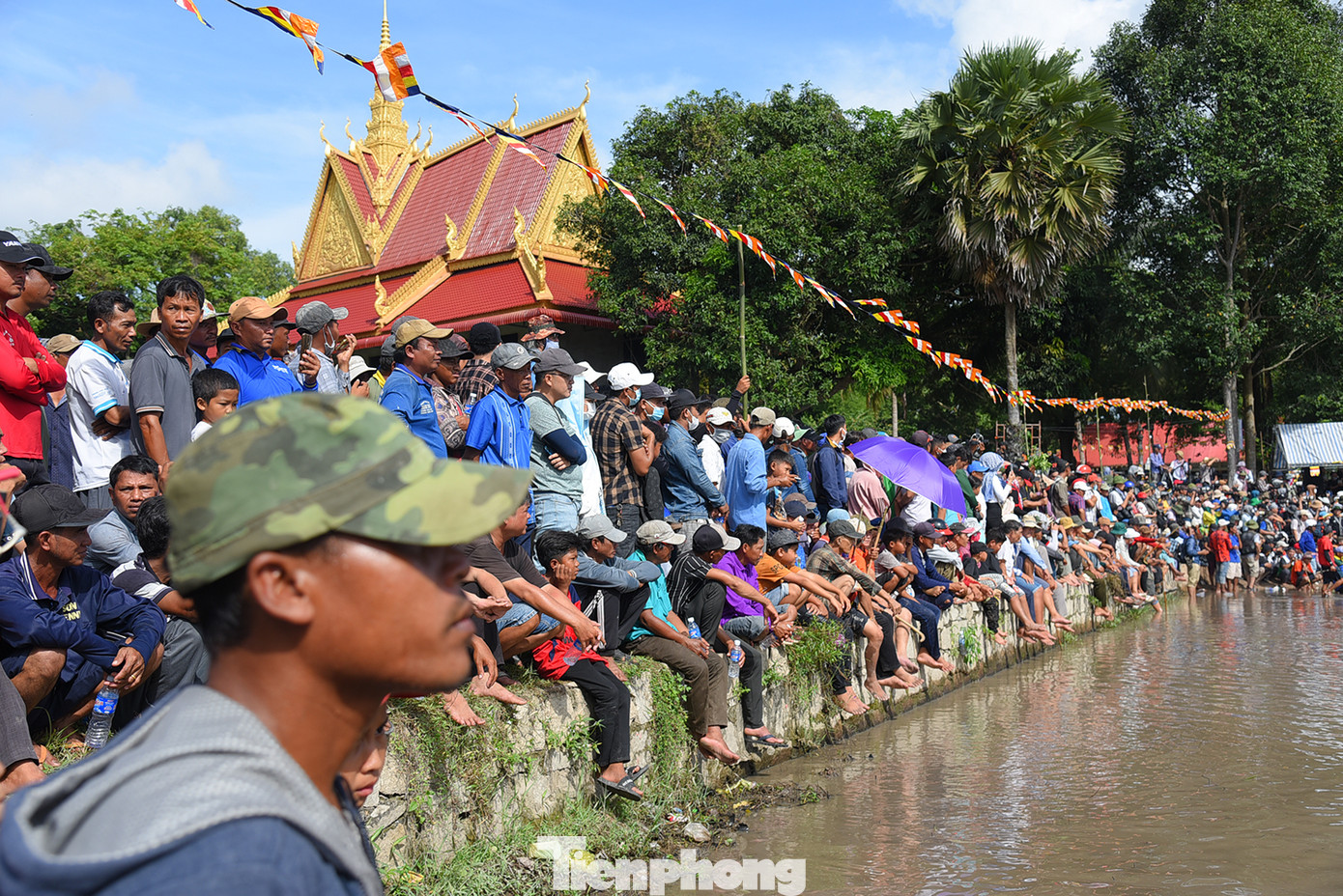 Từ sáng sớm, hàng nghìn người từ khắp nơi đổ về sân đua bò chùa Rô (xã An Cư) để cổ vũ cho các đội đua bò. Ảnh: Hoà Hội.