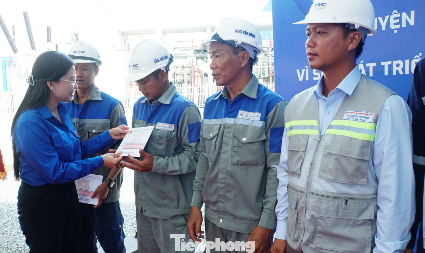 Chị Nguyễn Phạm Duy Trang - Bí thư Trung ương Đoàn tặng quà cho công nhân. Ảnh: Hòa Hội Chị Nguyễn Phạm Duy Trang - Bí thư Trung ương Đoàn tặng quà cho công nhân. Ảnh: Hòa Hội