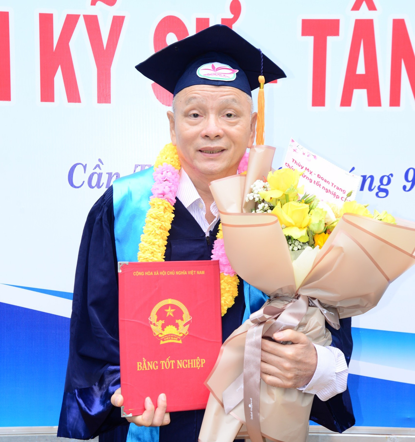 Ông Cũng Hoàng Phương nhận bằng tốt nghiệp ngành dược ở tuổi 60. Ông Cũng Hoàng Phương nhận bằng tốt nghiệp ngành dược ở tuổi 60.