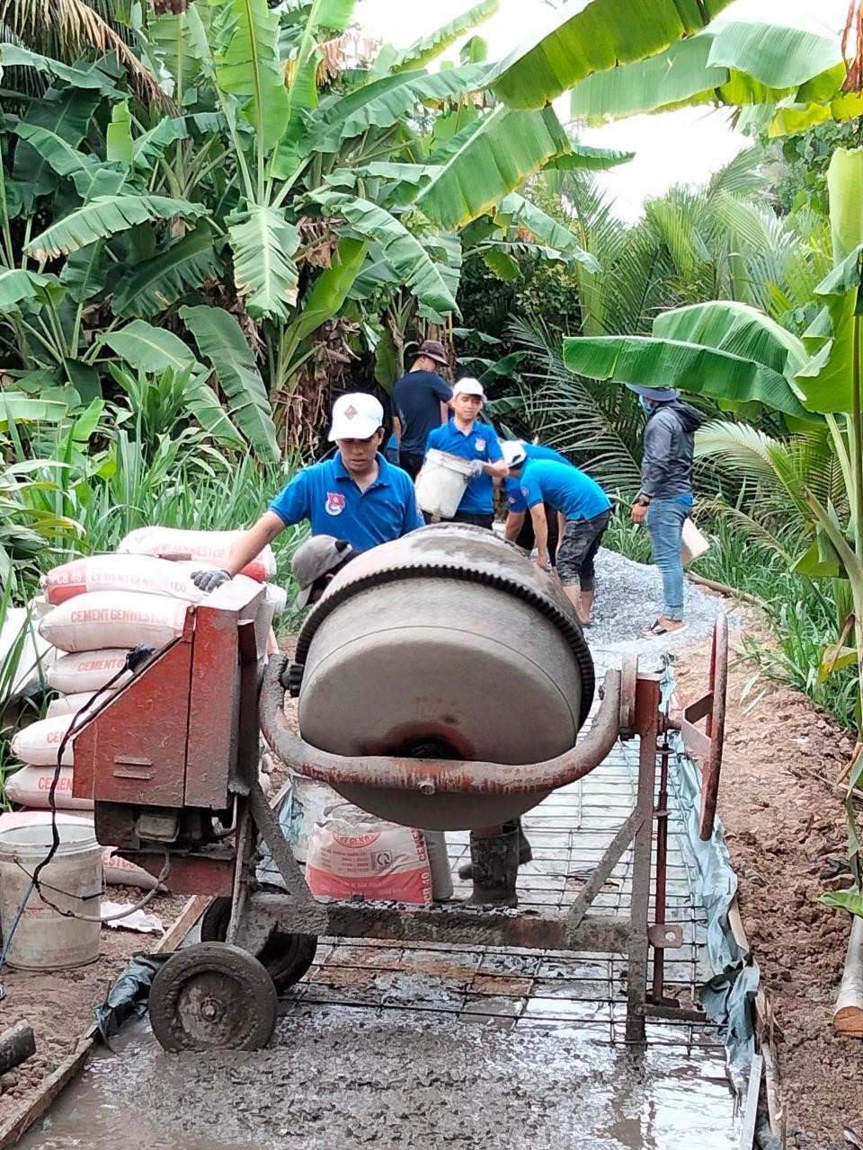 Các bạn trẻ công an Vĩnh Long cùng người dân làm đường nông thôn. - Ảnh: CAVL