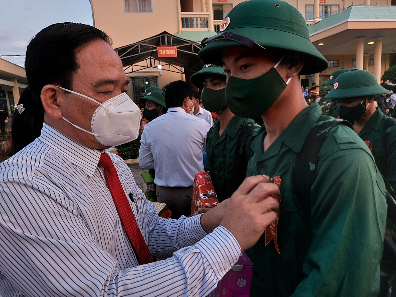 Ông Đặng Văn Phương, Bí thư, chủ tịch UBND huyện Mỹ Xuyên, Sóc Trăng động viên thanh niên lên đường nhập ngũ. - Ảnh: Xuân Lương