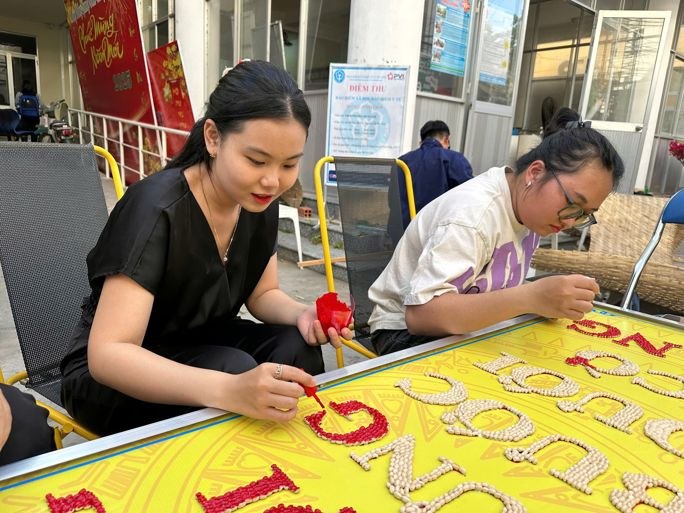 Như Anh trang trí chuẩn bị hội trại tòng quân.