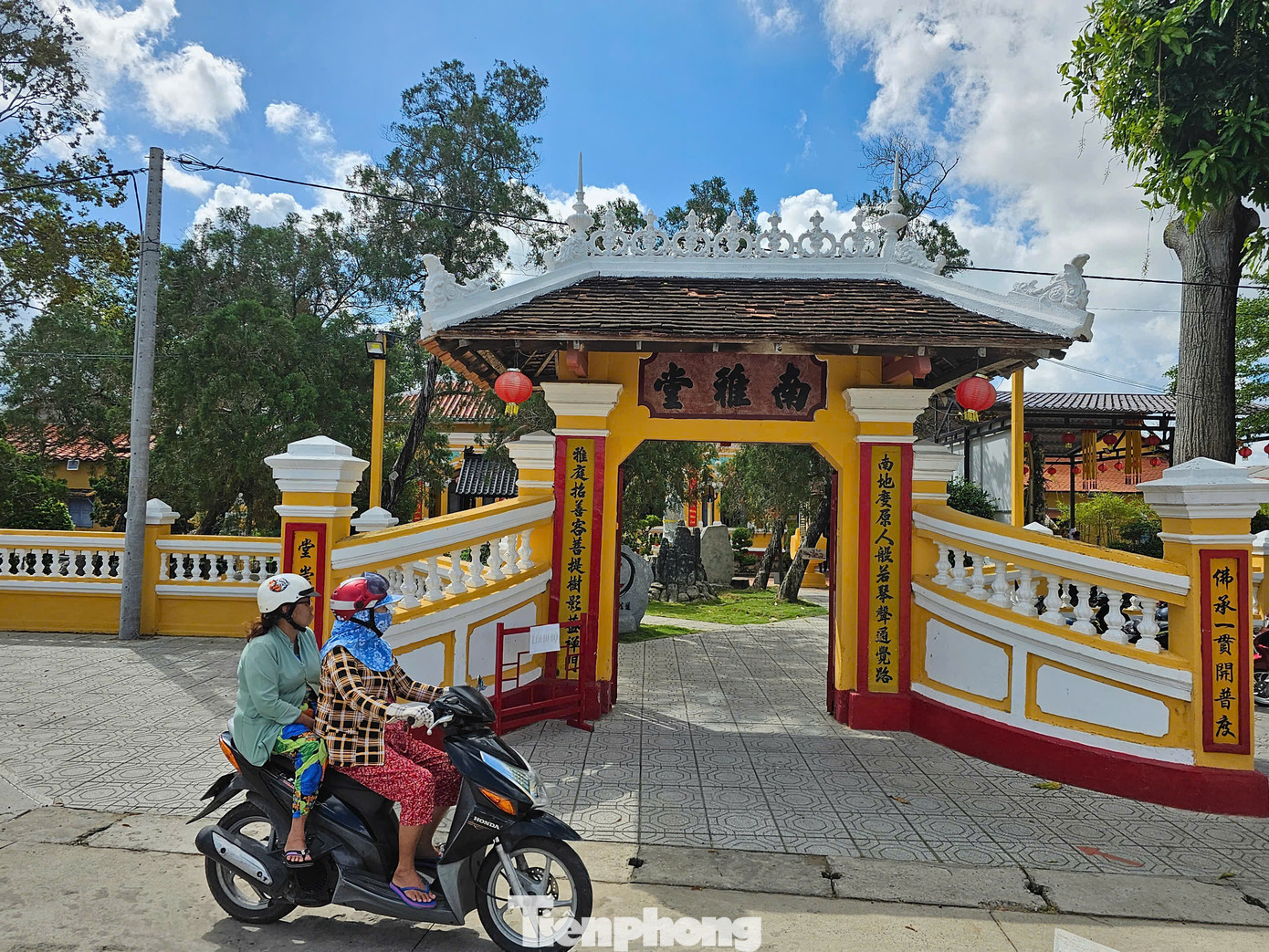 Chùa Nam Nhã gây ấn tượng với khách hành hương bởi lối kiến trúc cổ kính bề thế, ẩn mình giữa vườn cây xanh cổ thụ.