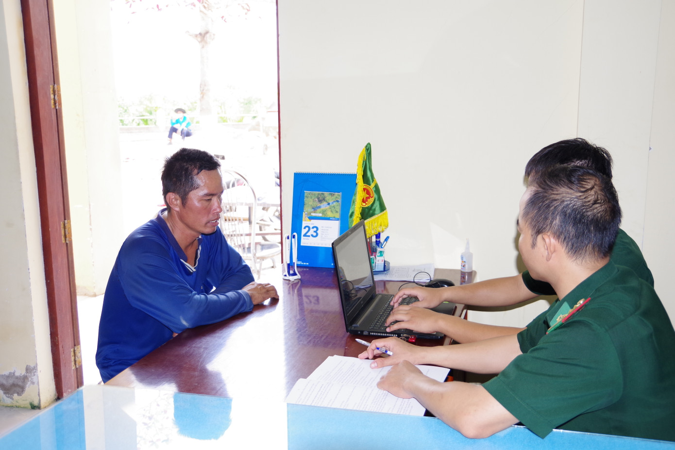 Ông Hoàng Văn Lượm làm việc với lực lượng chức năng