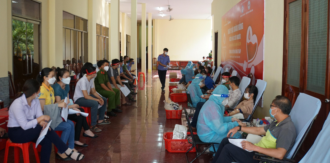Quang cảnh hiến máu tại Chủ nhật Đỏ - Lễ hội Xuân Hồng Đồng Tháp. - Ảnh: Hòa Hội Chị Nguyễn Hồng Ngọc tham gia hiến máu