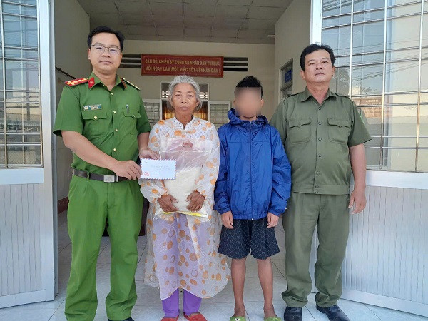 Công an xã An Bình hỗ trợ cháu P. đi lạc về với gia đình.