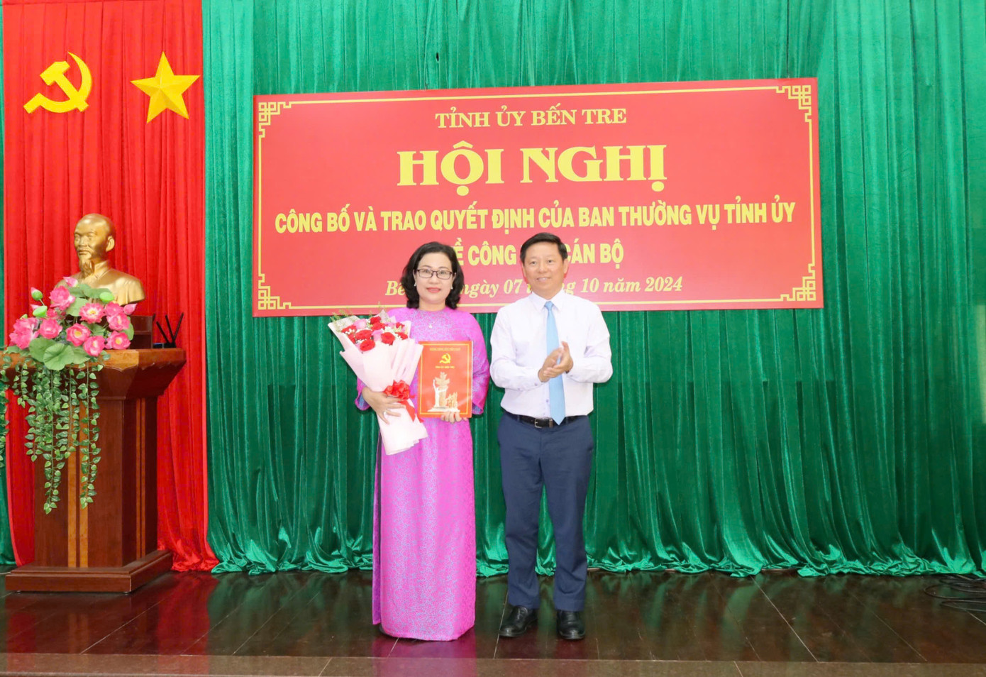 Ông Trần Thanh Lâm - Phó Bí thư Thường trực Tỉnh ủy Bến Tre trao quyết định cho bà Nguyễn Trúc Hạnh.