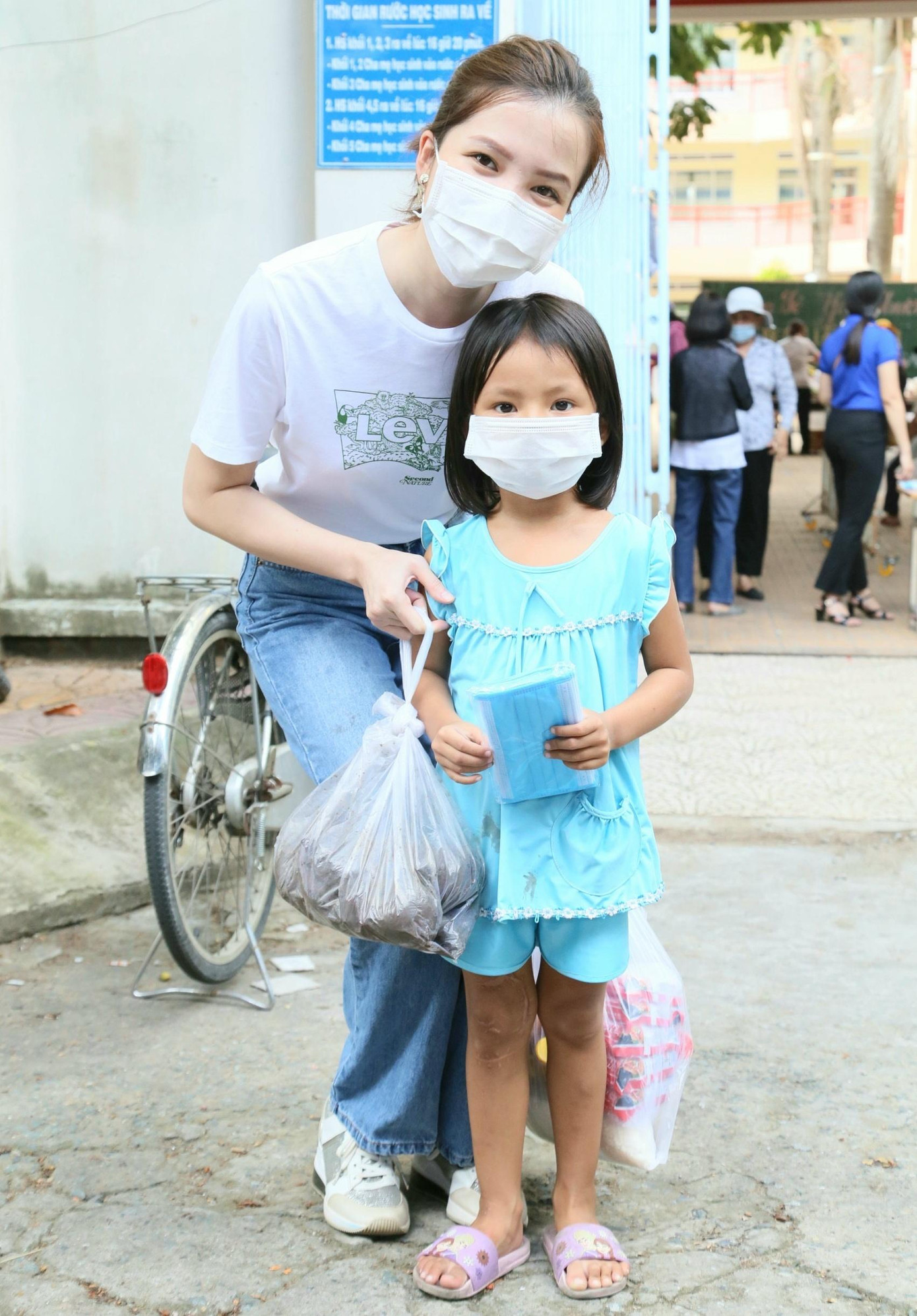 Thúy Vi tặng quà cho trẻ em