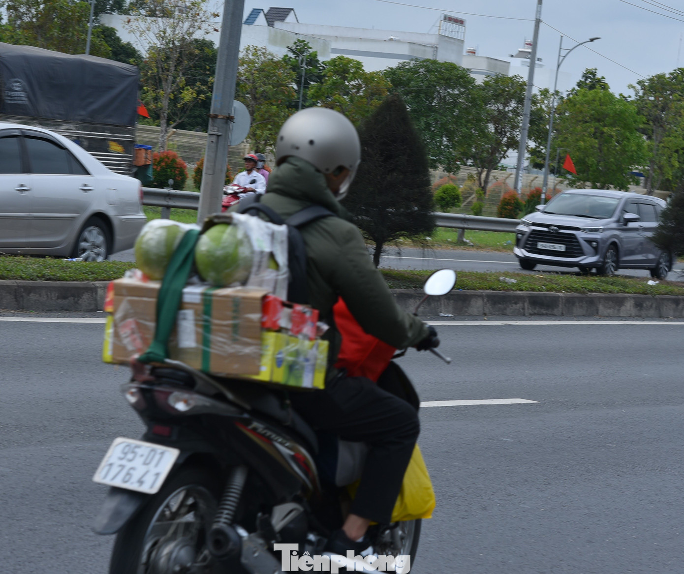 Người dân chở theo sau quà, trái cây về quê ăn Tết. Ảnh: Hòa Hội