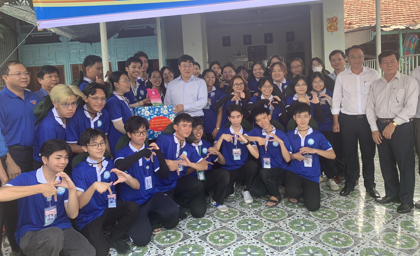 Ông Lê Quốc Phong tặng quà chiến sĩ tình nguyện Trường Đại học Y Dược TPHCM.